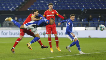 Eine wichtige Szene im Spiel: Dragovic schiebt Thiaw in den Ball - Eigentor
