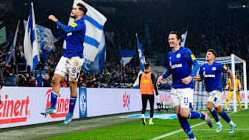 Ein Bild wie aus einer anderen Zeit: Schalke umjubelt den Sieg gegen Gladbach