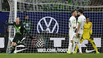 Maximilian Arnold (l.) schießt Wolfsburg 2019 zum Sieg.