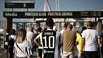 Tifoso bianconero fuori all'Allianz Stadium Tifoso bianconero fuori all'Allianz Stadium