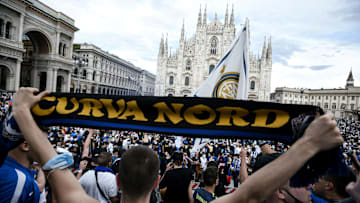 Uno scatto della festa nerazzurra in Piazza Duomo 