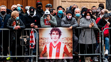 La folla assiepata al funerale di Paolo Rossi