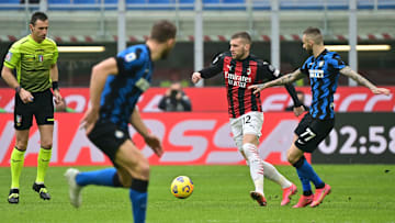 Doveri osserva un'azione durante il derby 