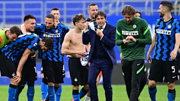 Antonio Conte con il resto della squadra