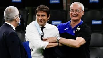 Il caloroso saluto tra i due allenatori Conte e Ranieri Il caloroso saluto tra i due allenatori Conte e Ranieri