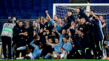 La gioia del gruppo biancoceleste dopo la netta vittoria nel derby