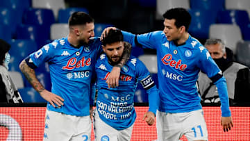 Politano e Lozano abbracciano Insigne dopo la rete alla Juventus 