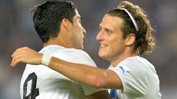 Diego Forlán criticó duramente a la dirigencia de Barcelona tras la salida de Luis Suárez.