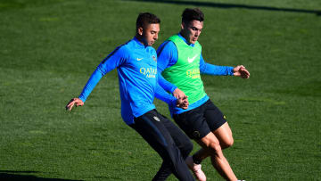 FBL-LIBERTADORES-BOCA-TRAINING - Pavón y Almendra pelean por la pelota.