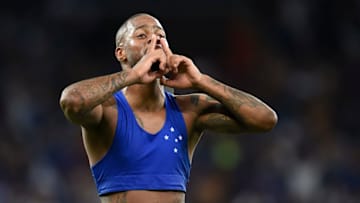 Zagueiro deixou o clube mineiro em litígio 