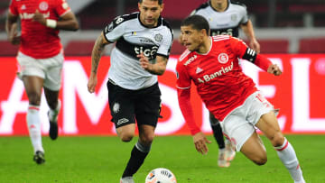 Taison chegou a meter uma bola na trave no primeiro tempo