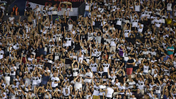 Torcedores do Club Olimpia, do Paraguai, soltaram fogos de artifício próximos ao hotel do Flamengo às vésperas da decisão da Libertadores. Confira. 