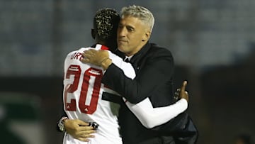 Crespo saiu em defesa dos jovens do elenco tricolor após empate no Uruguai