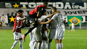 FBL-LIBERTADORES-SANTOS-DEFENSA