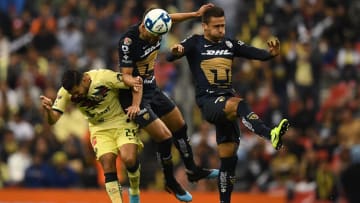 Henry Martin pelea el balón ante la marca de dos jugadores de los Pumas UNAM.