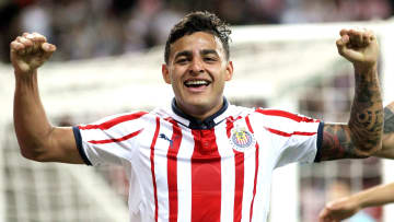 Alexis Vega festeja un gol en el Clásico Tapatío entre Chivas del Guadalajara y el Atlas.