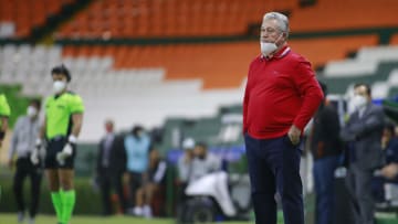 El entrenador de Chivas mostró su molestia ante todo lo que se ha hablado al rededor del equipo