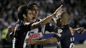 El argentino César Delgado, Aldo De Nigris y el chileno Humberto Suazo celebrando un tanto de Rayados.