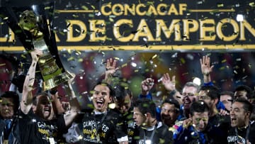 Jugadores de Cruz Azul celebran un título.