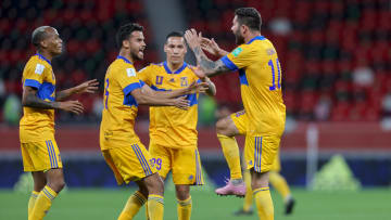 Jugadores de los Tigres UANL celebran un gol.