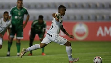 Guilherme Azevedo erra pênalti contra o La Equidad