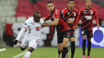 Furacão e Dragão venceram seus respectivos duelos no Brasileirão