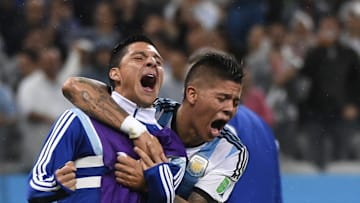 FBL-WC-2014-MATCH62-NED-ARG - Marcos Rojo y Pérez, unidos por Argentina.