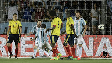 Colombianos e argentinos - ex-sedes da Copa América - se enfrentam esta noite