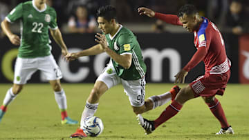 Raúl Jiménez ante la marca de un jugador de Panamá.