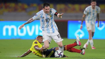 FBL-WC-2022-SAMERICA-QUALIFIERS-COL-ARG - Wilmar Barrios le pega a Messi.