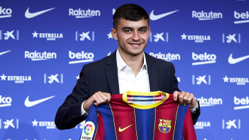 Pedri posa como nuevo jugador del FC Barcelona