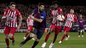 Suárez con la camiseta del Barca enfrentando al que es ahora su nuevo club