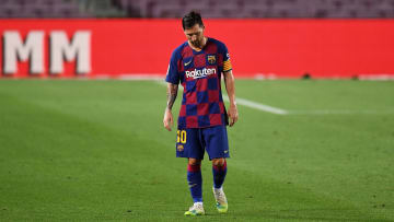 Leo Messi se marcha cabizbajo del Camp Nou tras la derrota