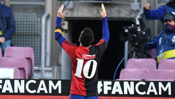 Messi dedicándole el gol a Maradona
