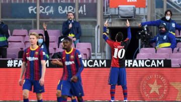 El Barcelona goleó con homenaje a Maradona