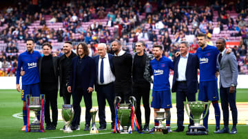 El Barcelona posa con los títulos del sextete
