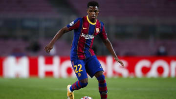 Ansu Fati en UEFA Champions League con la pelota en el pie