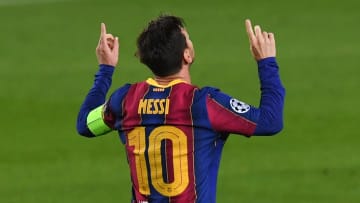 Lionel Messi arborant le nouveau maillot domicile du FC Barcelone, disponible sur KitBag. 