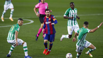 Messi frente a varios jugadores del Real Betis
