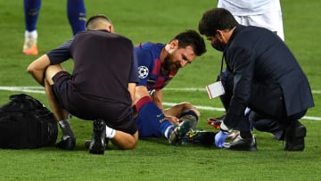 Lionel Messi recevant des soins contre Naples 
