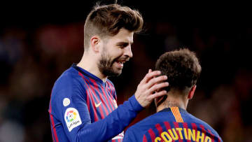Piqué celebra un gol con Coutinho