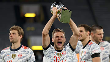 Stemmte am Dienstag den ersten Titel der Saison in die Höhe: Joshua Kimmich