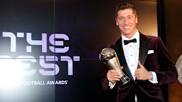 Lewandowski präsentiert seinen Weltfußballertitel stolz wie Oskar - zurecht!
