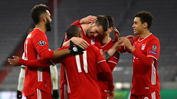 Teamkollegen gratulieren Süle zum Treffer