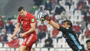 FC Bayern Muenchen v Tigres UANL - FIFA Club World Cup Qatar 2020 - Guzmán y Lewandowski disputan la pelota.