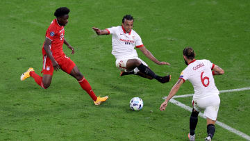 Alphonso Davies y Jules Koundé forman parte de la defensa