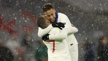 L'abbraccio tra Mbappe e Neymar