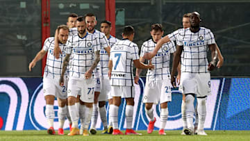 L'Inter festeggia il gol di Christian Eriksen a Crotone 