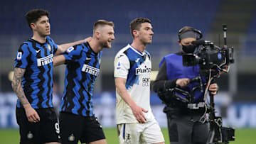 Bastoni e Skriniar festeggiano il successo contro l'Atalanta