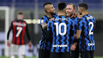 Christian Eriksen, auteur du but de la victoire, félicité par ses coéquipiers. Christian Eriksen, auteur du but de la victoire, félicité par ses coéquipiers.